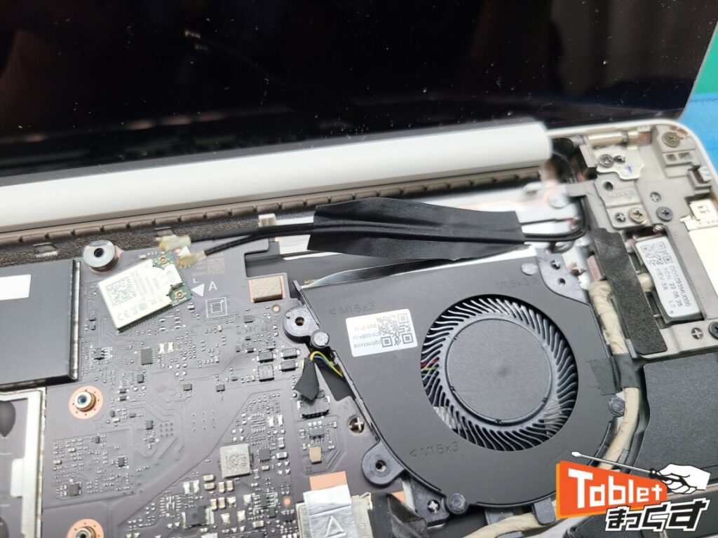 Surface Laptop Go2　表示不良修理　アンテナ線取り外し