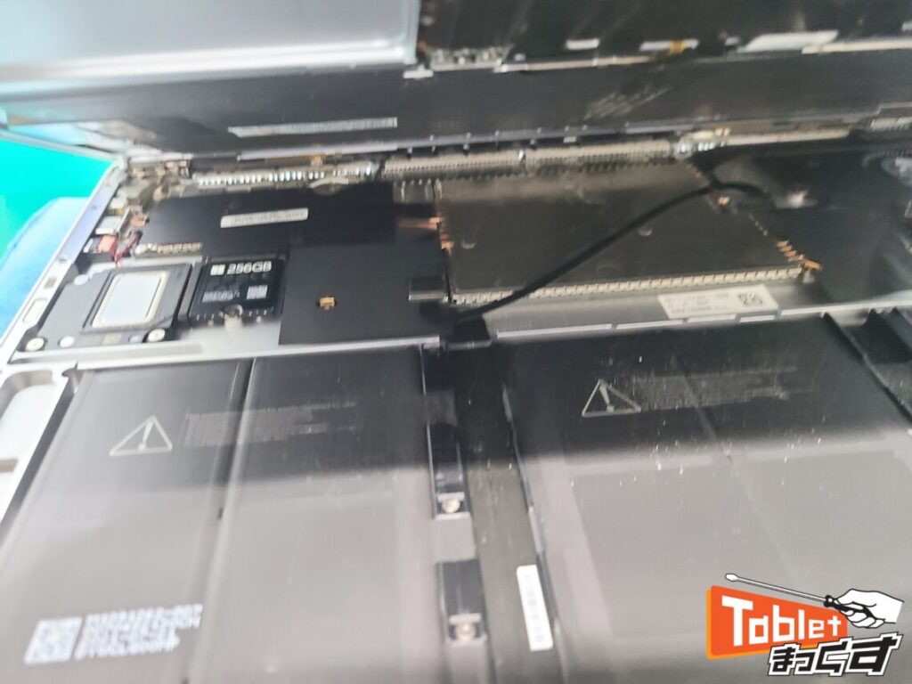 Surface　Laptop4　15インチ　表示不良修理　キーボード取り外し