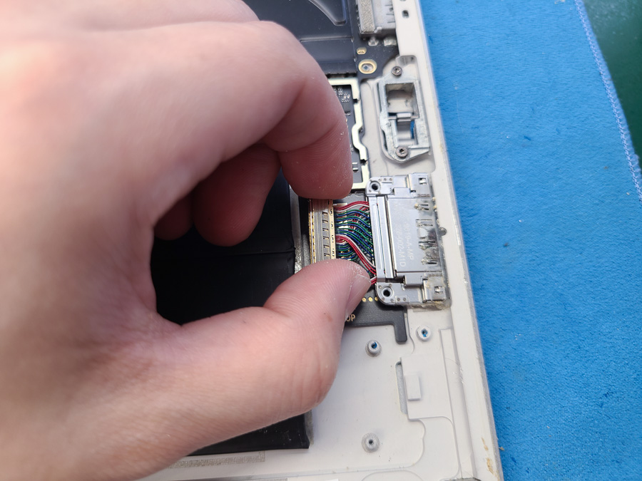 Surface Pro(第5世代) 充電ができない症状の修理【即日対応 