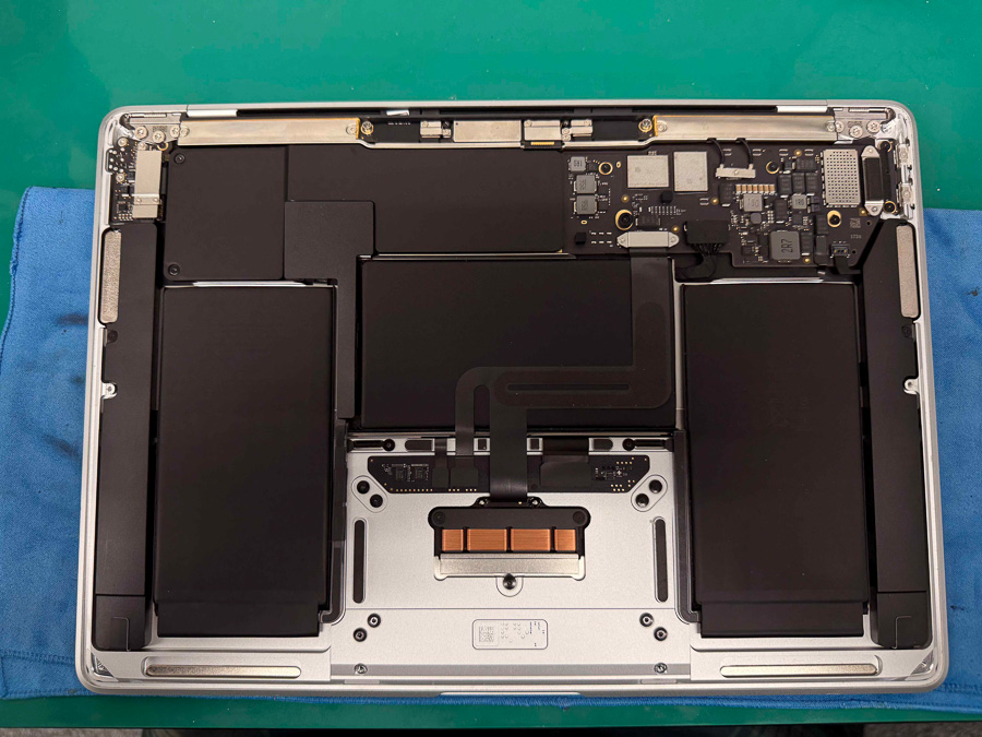 MacBook Air (M1 , 2020) 液晶割れ画面交換修理 - タブレット修理専門 