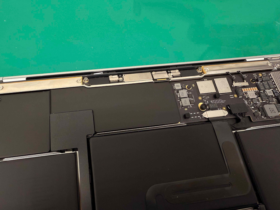 MacBook Air M1 8GB+256GB *画面破損 理由もなくM1搭載MacBook Airの 