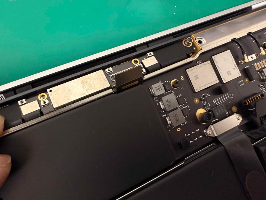 MacBook Air (M1 , 2020) 液晶割れ画面交換修理 - タブレット修理専門 