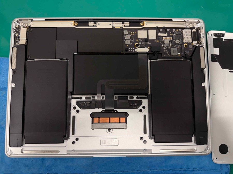 MacBook Air (M1 , 2020) 液晶割れ画面交換修理 - タブレット修理専門 