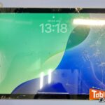 iPad (A16) 右側が蜘蛛の巣状に細かく割れています