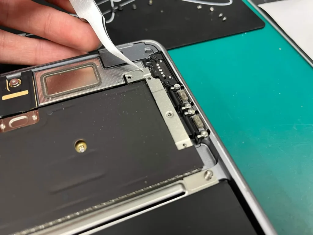 MacBook Air 13inch M2 2022 カバー取り外し