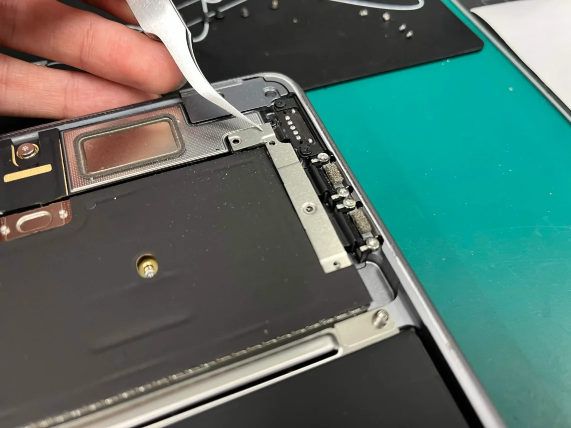 MacBook Air 13inch M2 2022 カバー取り外し