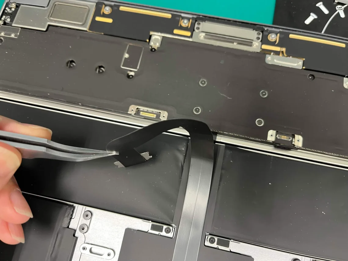 MacBook Air 13inch M2 2022 トラックパッドケーブル取り外し
