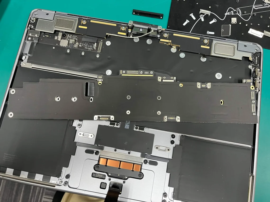 MacBook Air 13inch M2 2022 マザーボード取り外し