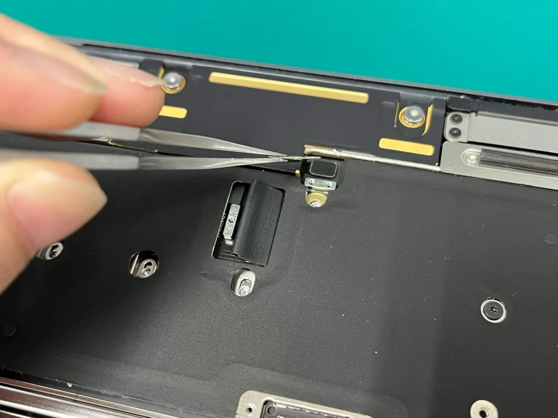 MacBook Air 13inch M2 2022 各コネクタ取り外し