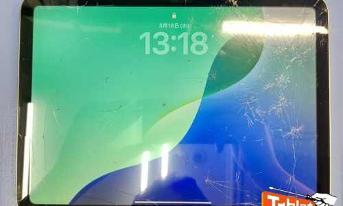 iPad (A16) 右側が蜘蛛の巣状に細かく割れています